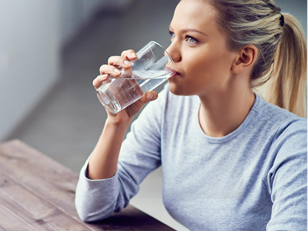 Uống đủ nước hàng ngày là rất quan trong để có làn da khỏe mạnh